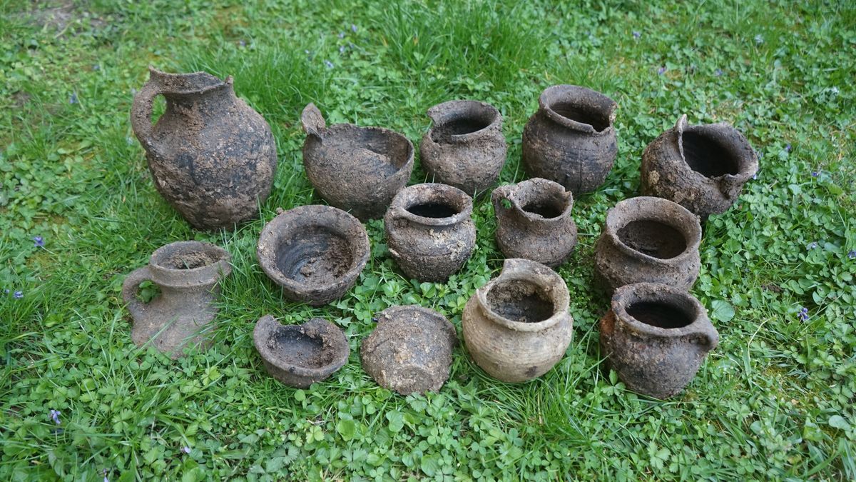Při kopání kanalizace v Brně objevili archeologové keramické nádoby ze středověku